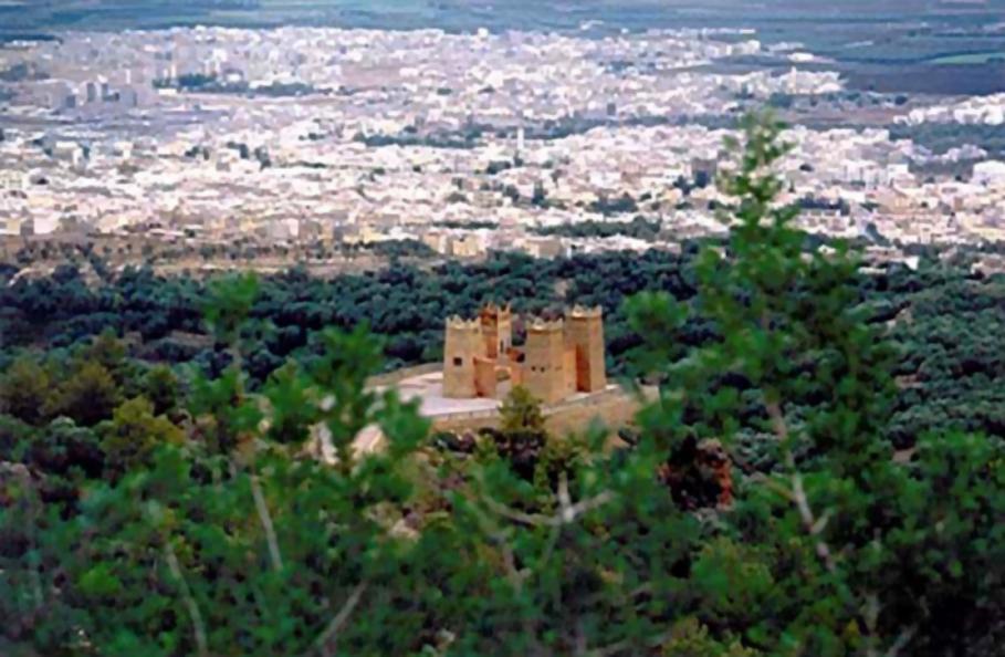 participez à la fête théâtrale à beni mellal, un événement culturel incontournable qui célèbre l'art dramatique à travers des performances captivantes, des ateliers interactifs et des rencontres avec des artistes. vivez une expérience unique et immersive au cœur de la créativité et de l'émotion.