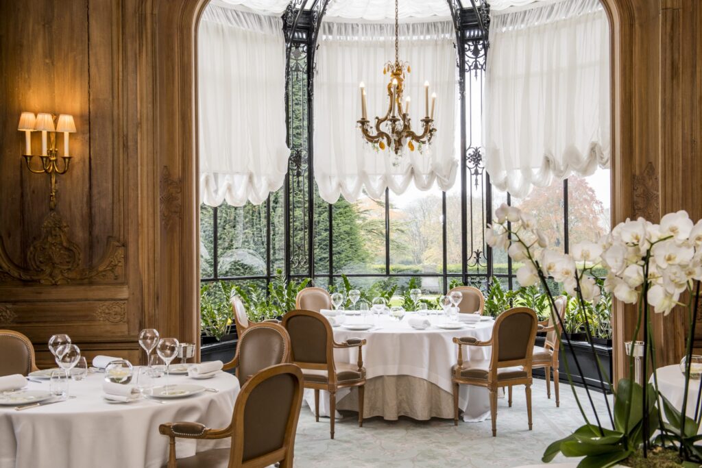 découvrez l'harmonie parfaite entre le champagne et la gastronomie. explorez des accords savoureux, des recettes raffinées et des conseils d'experts pour sublimer vos repas avec les bulles pétillantes du champagne. éveillez vos sens et faites de chaque repas une célébration.
