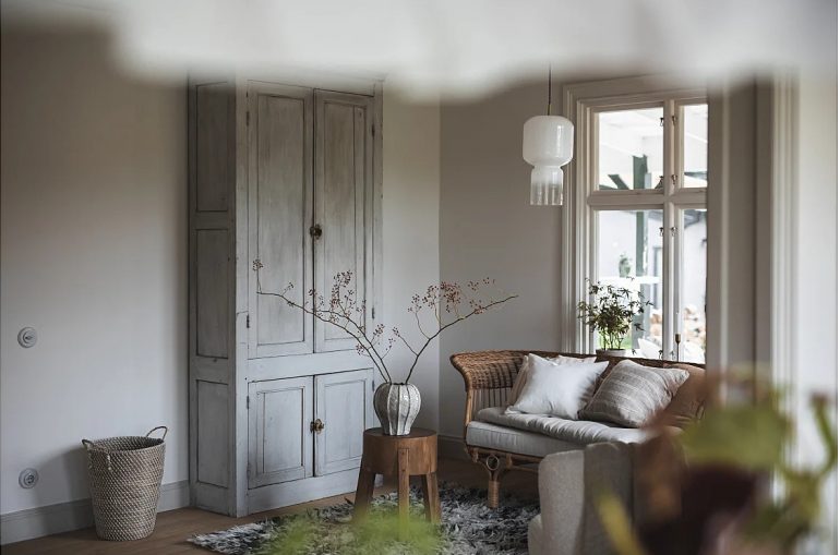 découvrez cette belle maison rouge fraîchement rénovée, alliant charme traditionnel et modernité. avec ses espaces lumineux et ses finitions de qualité, elle est idéale pour une famille ou un projet d'investissement. ne manquez pas cette opportunité unique !