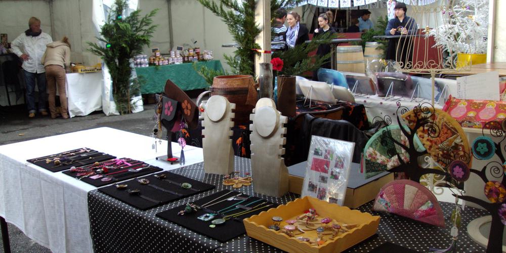 découvrez le marché de noël de montgeoffroy, un événement féerique qui vous plonge dans l'esprit des fêtes. artisans locaux, produits du terroir, animations pour les enfants et ambiance festive vous attendent pour vivre des moments inoubliables en famille ou entre amis.