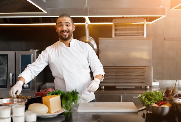 découvrez l'art culinaire unique des chefs africains qui réinventent la cuisine française. explorez leurs recettes créatives, fusionnant saveurs traditionnelles et techniques modernes, pour une expérience gastronomique inoubliable.