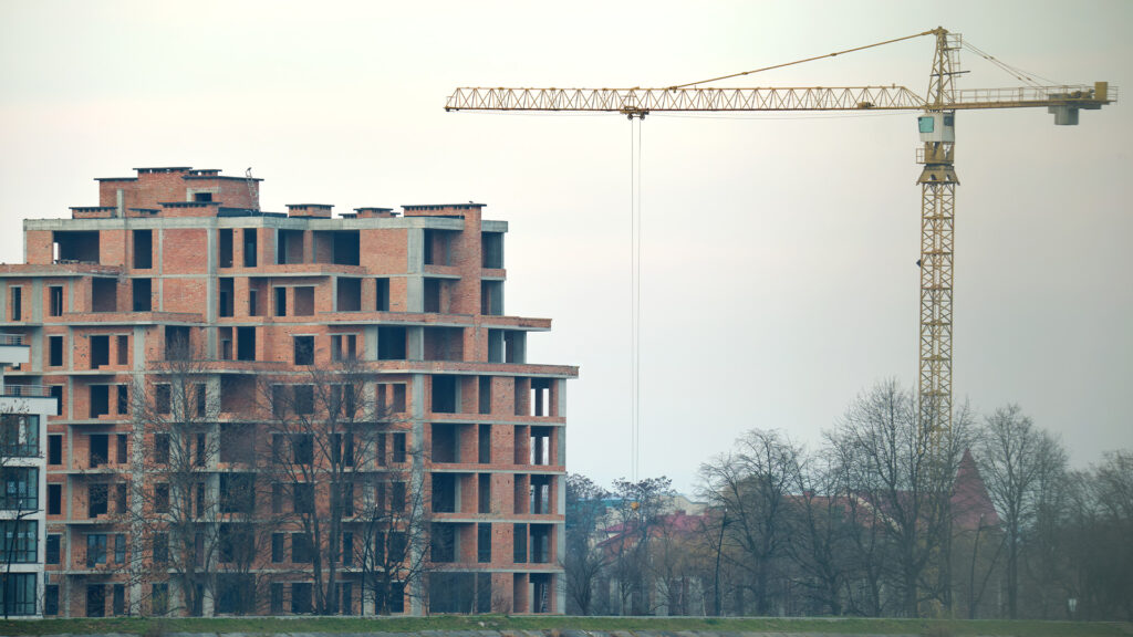 découvrez comment une fraude immobilière de 4 millions d'euros a été révélée, ses conséquences sur le marché et les mesures à prendre pour vous protéger contre de telles arnaques. restez informé et vigilant face aux dangers de l'investissement immobilier.