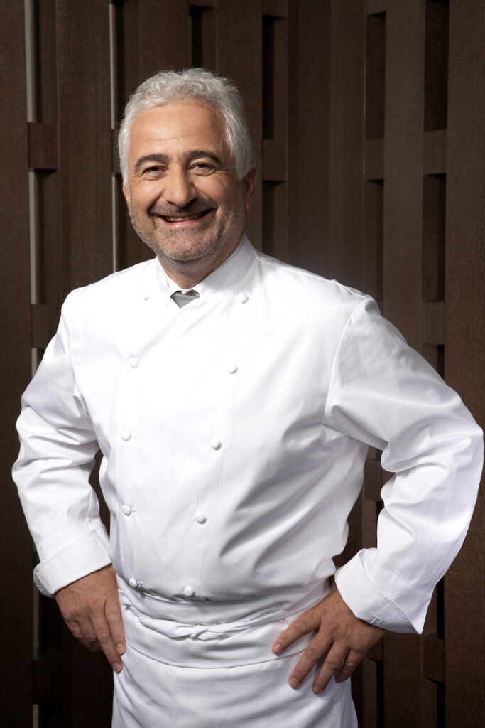 découvrez l'univers gastronomique de guy savoy à l'académie, un lieu où l'art culinaire rencontre l'excellence. plongez dans une expérience unique, mêlant savoir-faire et créativité au cœur de la cuisine française. réservez votre table pour savourer des plats raffinés préparés par un chef étoilé.