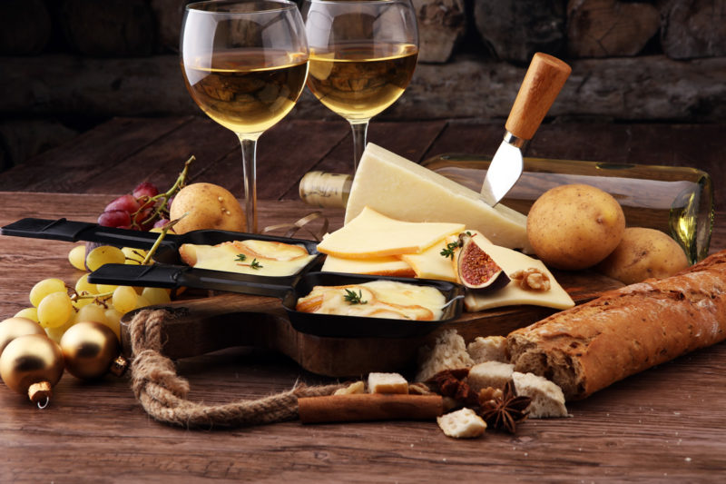 découvrez les secrets de la raclette d'hiver : recettes, conseils et idées pour créer des repas chaleureux et conviviaux autour de ce plat savoureux et réconfortant. profitez de l'ambiance hivernale en savourant des fromages fondus et des accompagnements variés.