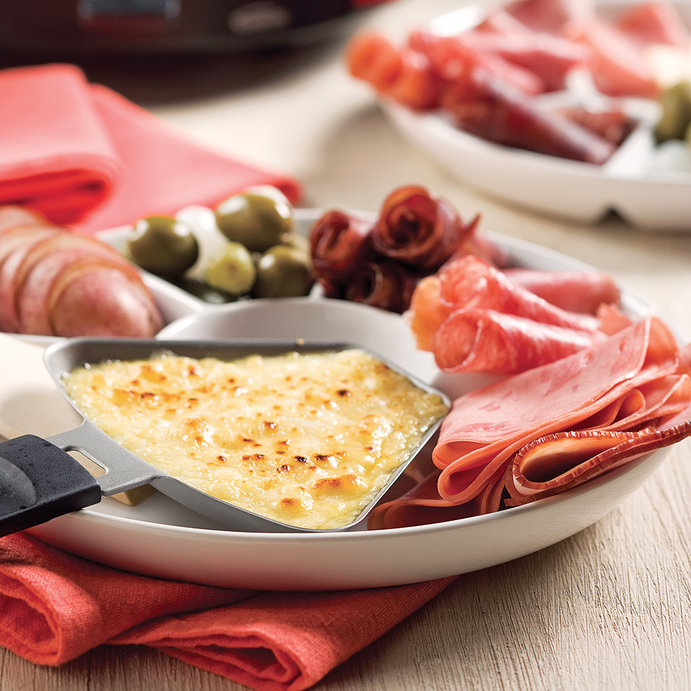 savourez la raclette, un plat convivial et réconfortant parfait pour vos soirées entre amis ou en famille. découvrez des recettes délicieuses, des conseils pour choisir le fromage idéal et des idées d'accompagnements pour une expérience culinaire inoubliable.