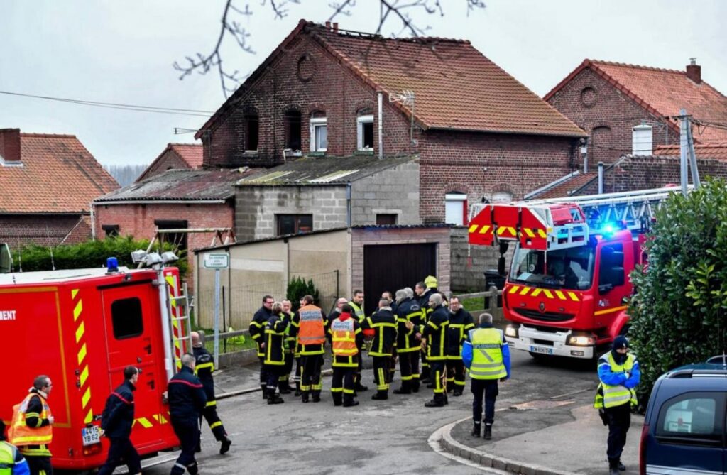 découvrez les détails alarmants de l'incendie qui a frappé une maison à lens, mobilisant 40 pompiers pour maîtriser la situation. informez-vous sur les causes, les dégâts et les interventions des secours.