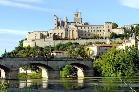 découvrez l'histoire fascinante de narbonne à travers une promenade immersive qui vous transportera au cœur de son riche patrimoine. explorez les monuments emblématiques, les ruelles pittoresques et les anecdotes captivantes qui font de cette ville une destination incontournable pour les amoureux de l'histoire.