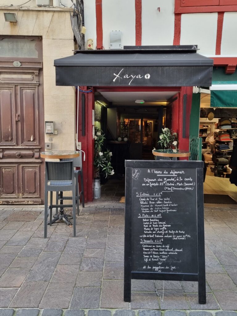 découvrez le café belardi à saint-jean-de-luz, un lieu chaleureux où la passion du café et les saveurs locales s'entrelacent. profitez d'un moment de détente en savourant nos délicieuses boissons artisanales et nos spécialités gourmandes au cœur de cette charmante ville basque.