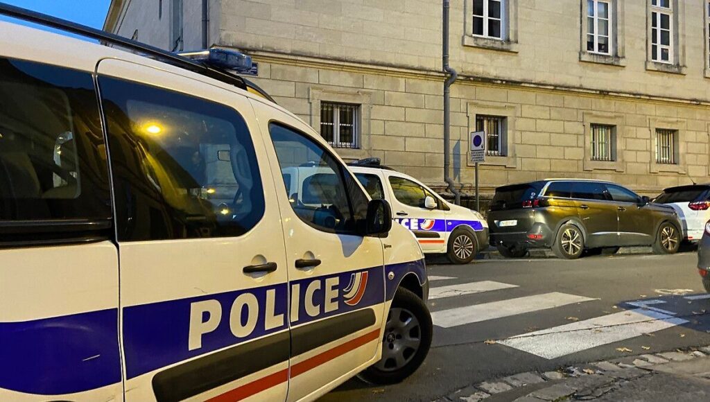 un conducteur sans permis a provoqué des dégâts considérables en détruisant une porsche. découvrez les circonstances de cet incident étonnant et les implications légales d'une telle négligence sur la route.