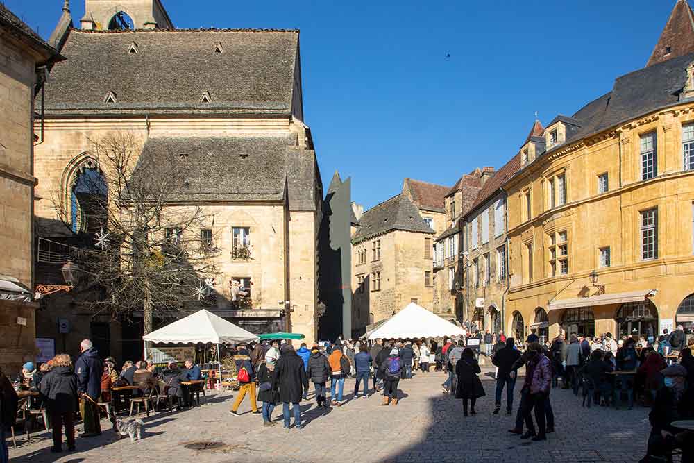 participez à un dîner gala exceptionnel à sarlat, où la truffe est à l'honneur. découvrez des plats raffinés élaborés par des chefs talentueux, tout en savourant l'ambiance chic et festive de cet événement inoubliable.