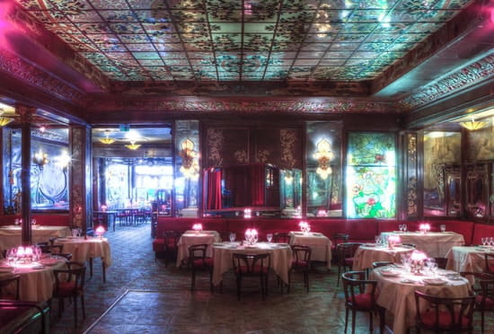 découvrez maxim's, véritable emblème de la gastronomie parisienne. plongez dans un univers culinaire raffiné où tradition et modernité s'entrelacent pour offrir une expérience gastronomique inoubliable au cœur de paris.