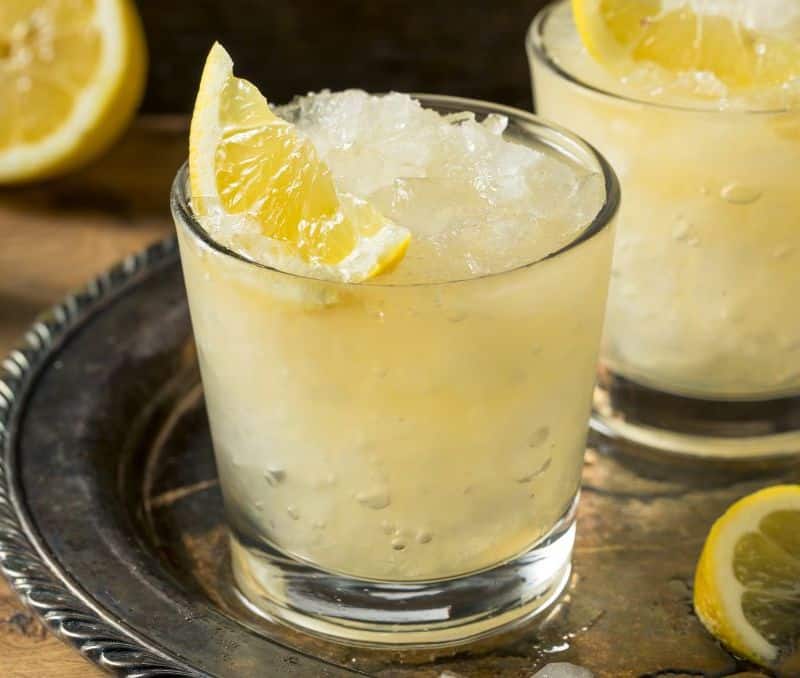 découvrez le cocktail smash, une délicieuse fusion de saveurs fraîches et fruitées, parfaite pour vos soirées. apprenez à préparer ce breuvage rafraîchissant qui allie fruits écrasés, spiritueux et un soupçon de douceur pour une expérience gustative inoubliable.