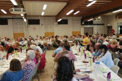 découvrez comment organiser des retrouvailles mémorables pour les seniors, favorisant le partage d'histoires, la convivialité et le renforcement des liens sociaux entre amis de longue date.