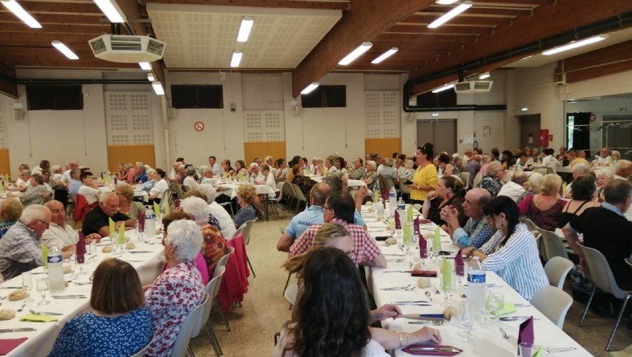 découvrez comment organiser des retrouvailles mémorables pour les seniors, favorisant le partage d'histoires, la convivialité et le renforcement des liens sociaux entre amis de longue date.