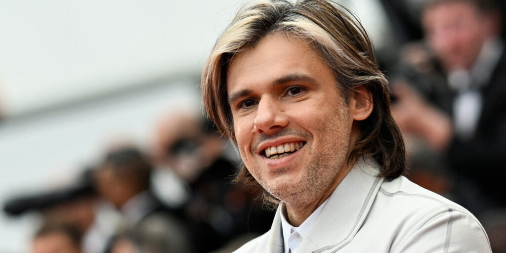 découvrez le teaser captivant d'orelsan pour son nouveau projet 'yoroï'. plongez dans l'univers unique de l'artiste avec des images percutantes et une ambiance qui promet de marquer les esprits. ne manquez pas cette avant-première excitante qui annonce une œuvre incontournable !