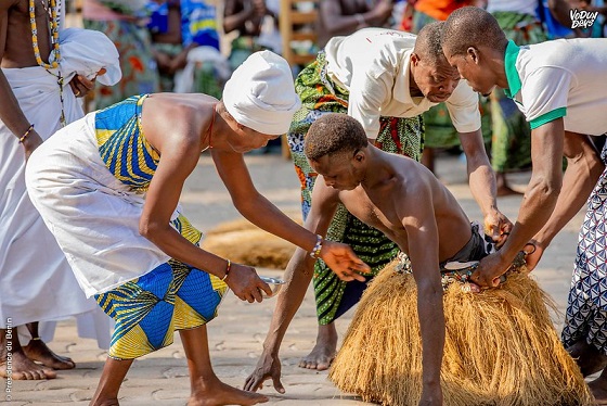 découvrez vodun bar au bénin : cocktails inspirés du vodun, ambiance authentique, musique live et cuisine locale. une expérience culturelle unique à cotonou.