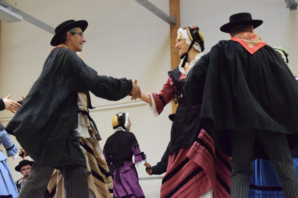 découvrez la tournée de la pastourelle : un événement musical authentique qui célèbre les traditions et la culture régionale, avec des spectacles colorés et une ambiance festive pour tous les passionnés de folklore.