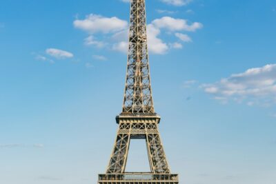 découvrez la tour villeneuve, un monument historique emblématique offrant une vue panoramique et une plongée fascinante dans l'histoire de la région. visitez ce site incontournable pour une expérience culturelle unique.