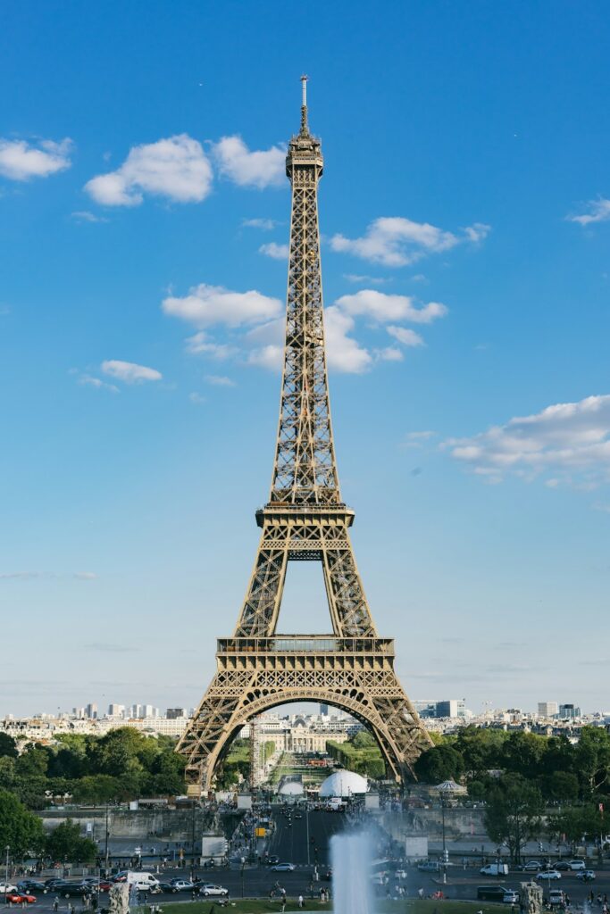 découvrez la tour villeneuve, un monument historique emblématique offrant une vue panoramique et une plongée fascinante dans l'histoire de la région. visitez ce site incontournable pour une expérience culturelle unique.