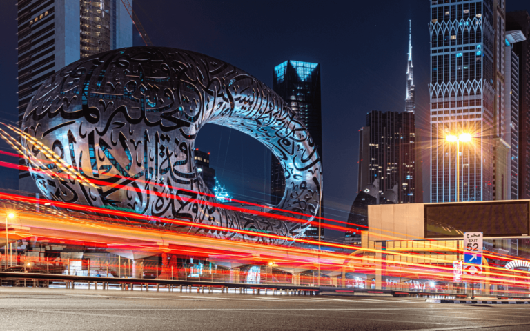 découvrez le village mondial dubaï 2025 : un événement culturel unique réunissant spectacles, gastronomie et traditions du monde entier. vivez une expérience inoubliable à dubaï !