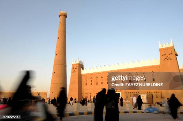 découvrez l'ouverture du village janadriyah : un lieu unique mêlant culture traditionnelle, fascinants chameaux et divertissements pour toute la famille.