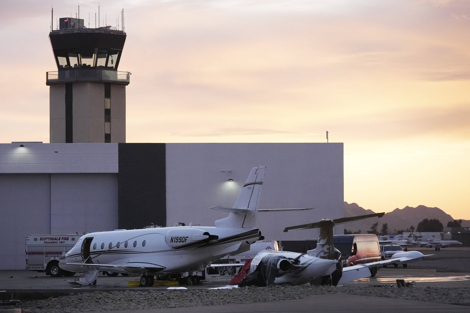 découvrez l'analyse détaillée d'une collision entre un avion et un véhicule aux états-unis, ses causes, conséquences et mesures de prévention.