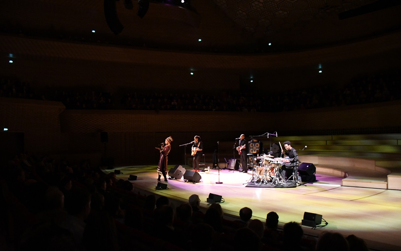 assistez à la finale internationale d'éloquence à la seine musicale, un événement prestigieux réunissant les meilleurs orateurs du monde pour des discours inspirants et passionnés.