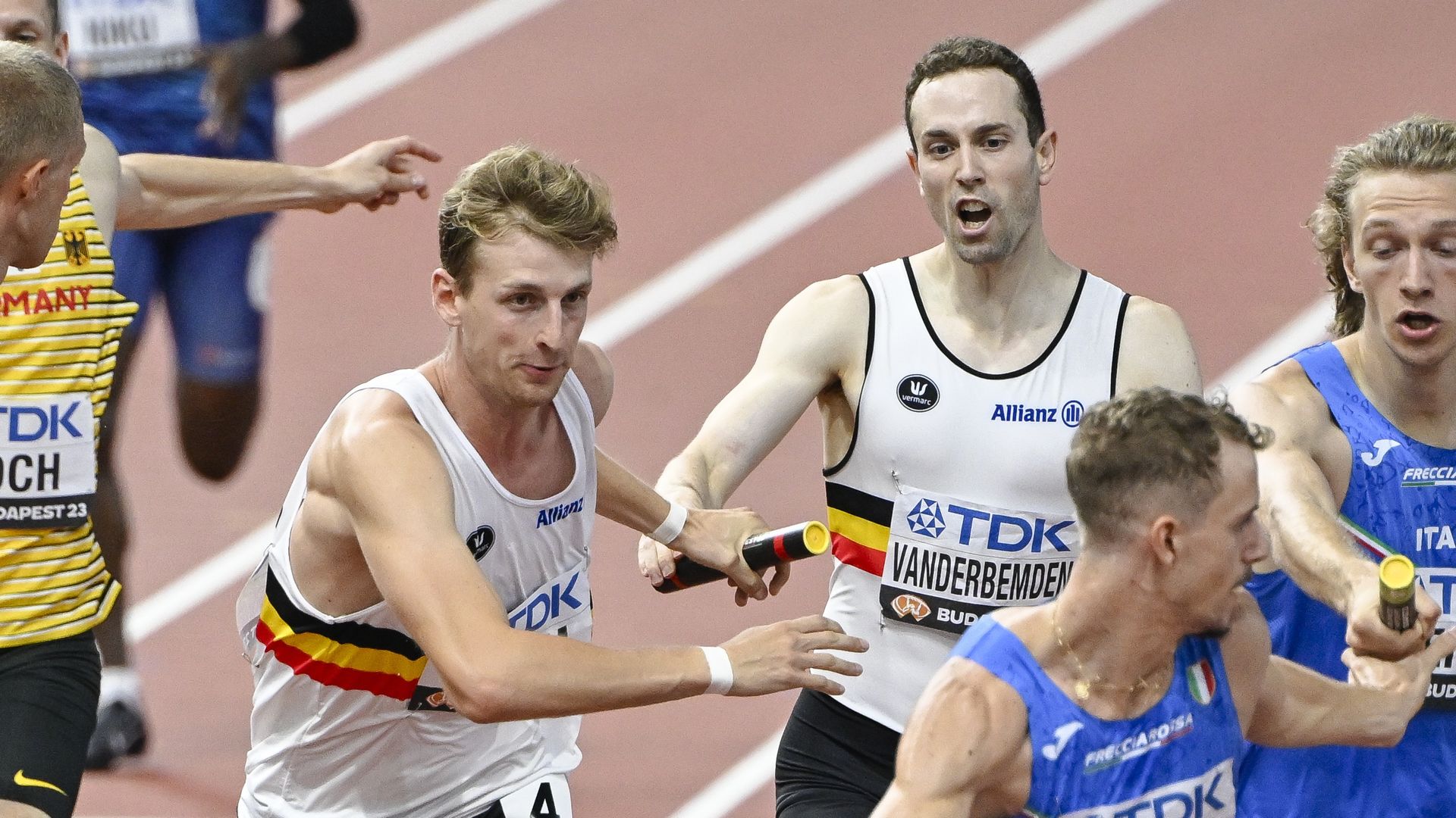 revivez la finale palpitante du relais 4x400m aux mondiaux d'athlétisme en salle avec les tornados, une course intense pleine d'émotions et de performances exceptionnelles.