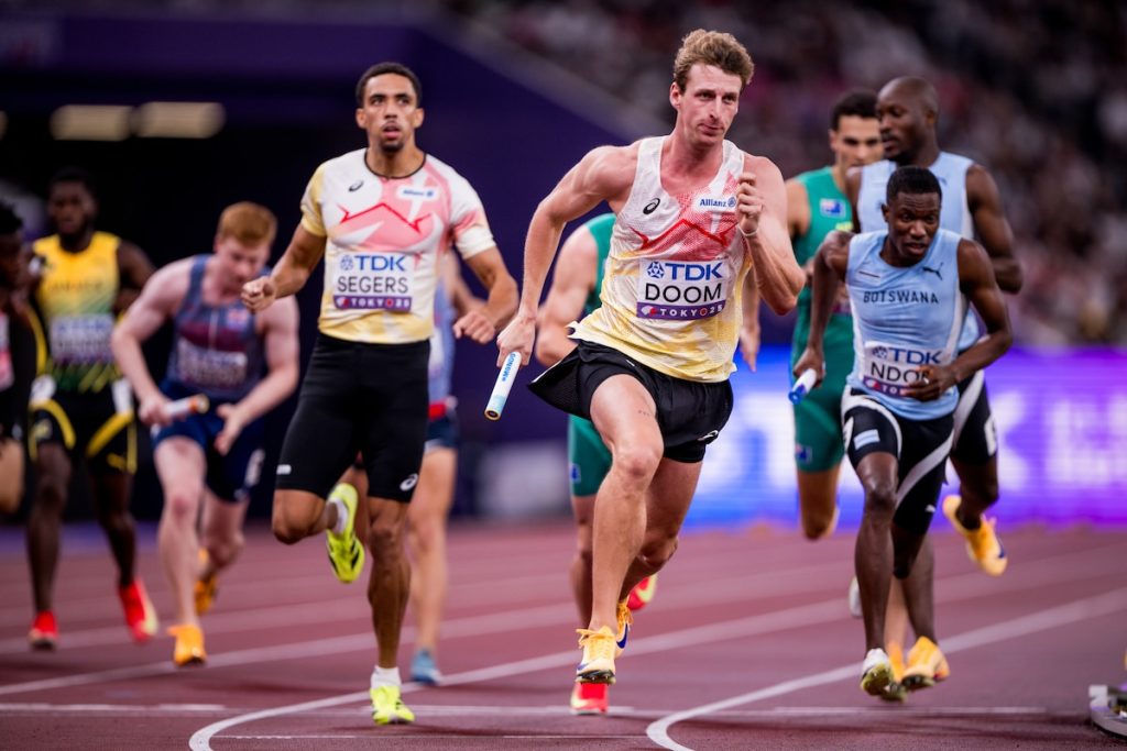 revivez l'intensité de la finale du 4x400m aux mondiaux d'athlétisme en salle avec les tornados, une équipe pleine de détermination et d'énergie.