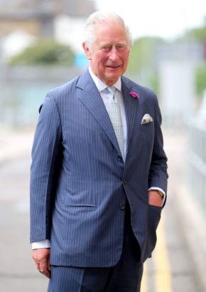 charles iii accueille chaleureusement harry, meghan et leurs enfants, marquant un moment important pour la famille royale.