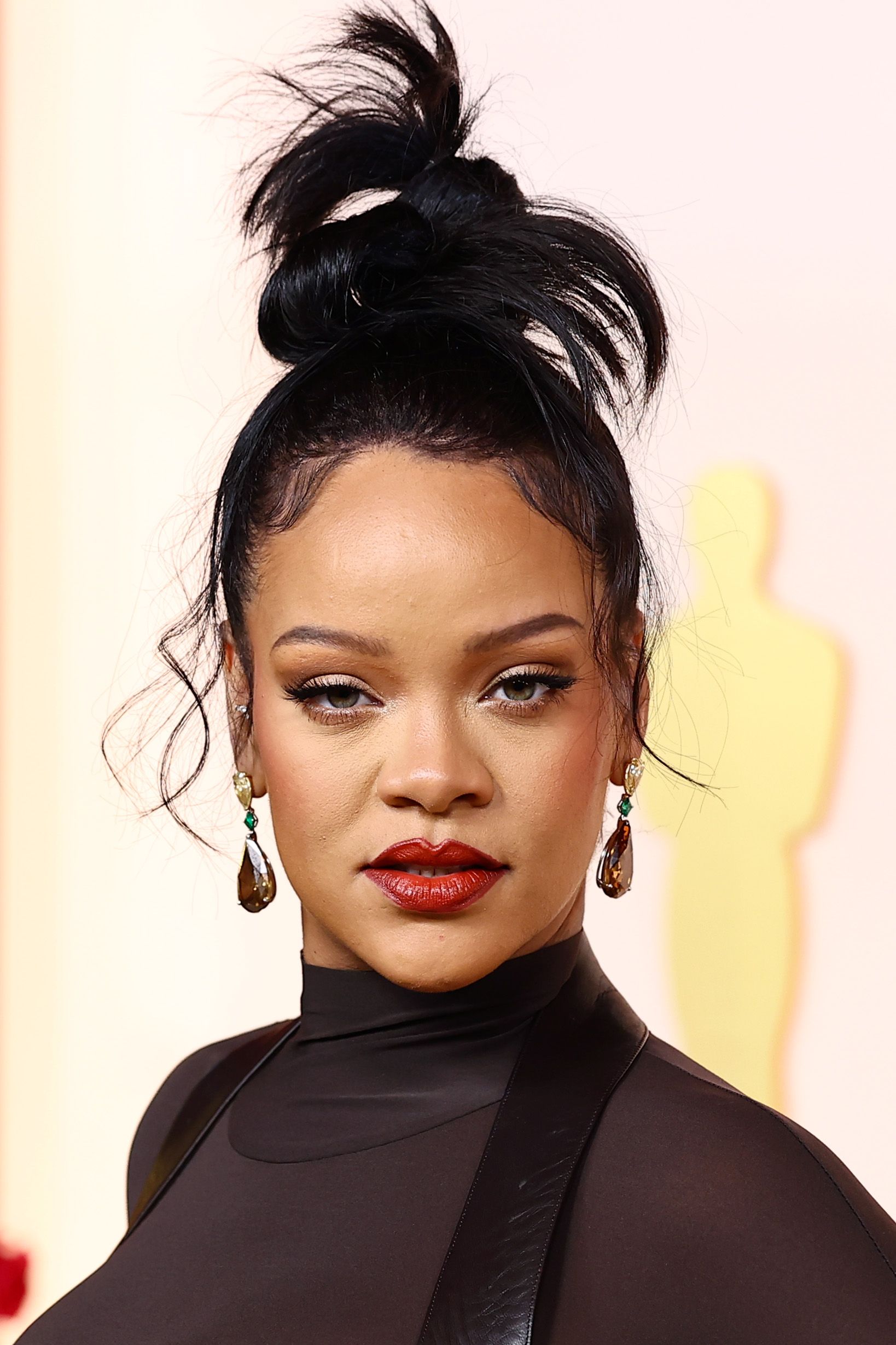 découvrez l'histoire fascinante de rihanna et lourdes, clientes emblématiques de la créatrice française, et leur influence sur la mode contemporaine.