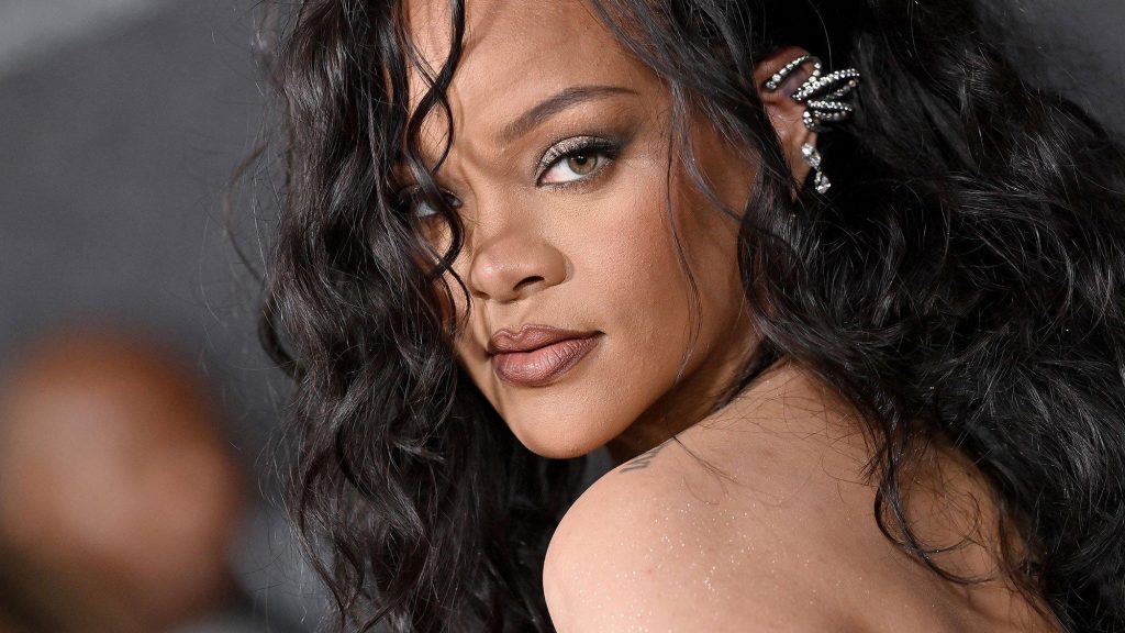 découvrez comment la créatrice française séduit des icônes internationales comme rihanna et lourdes avec ses créations uniques et élégantes.